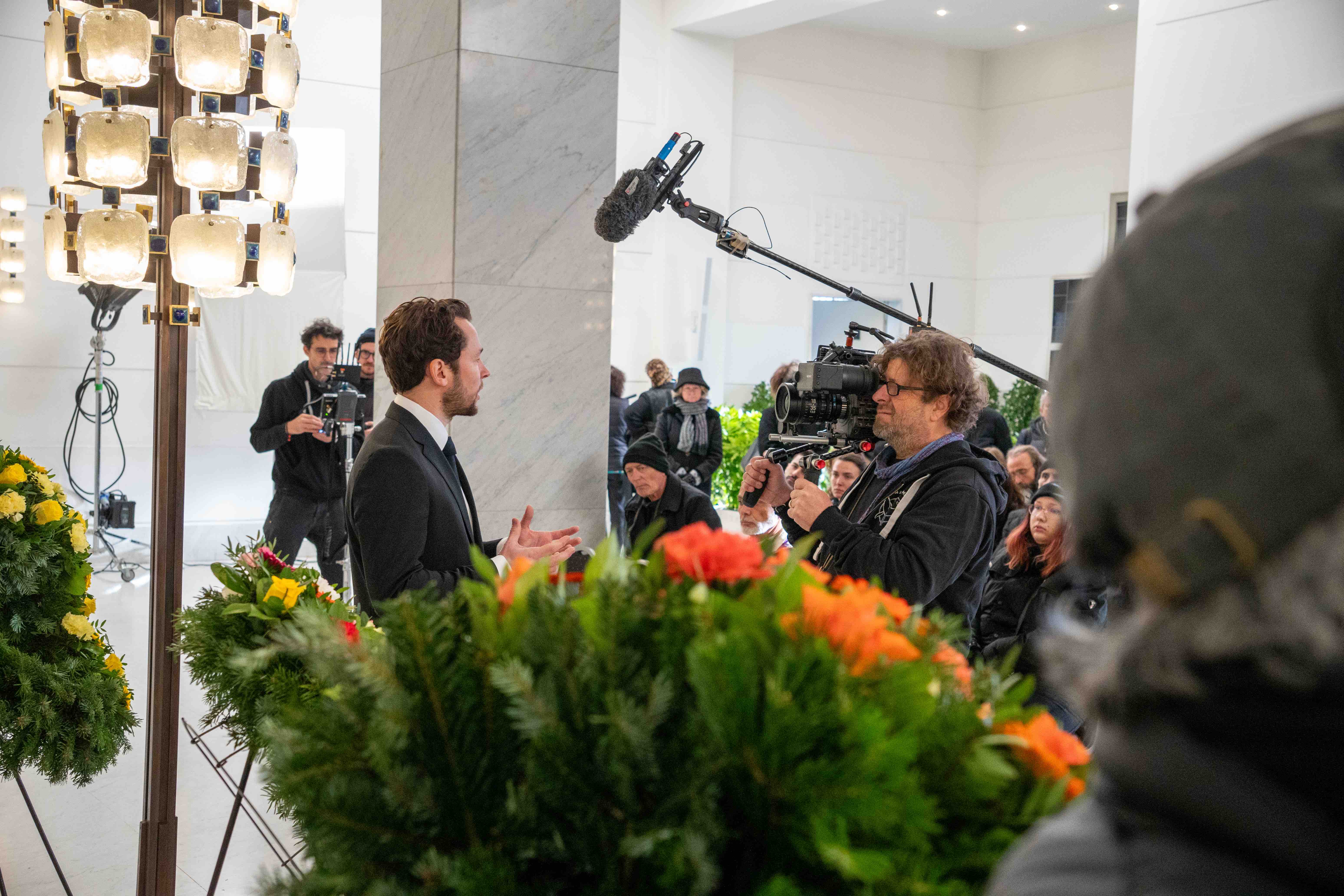Setfoto von Sterben für Anfänger - Begräbnis